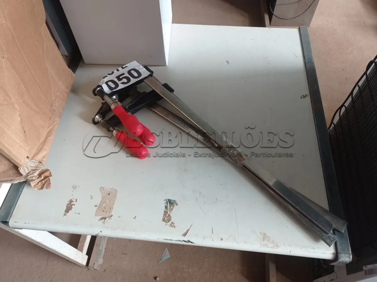 LOTE 050 - 03 - GRAMPOS SARGENTO PROFISSIONAL PARA MARCENEIRO (NO ESTADO, NÃO SABEMOS SE FUNCIONA. LEILÃO NÃO TEM GARANTIA E NEM DEVOLUÇÃO, SUJEITO A POSSÍVEIS AVARIAS VISÍVEIS/OCULTAS E/OU AUSÊNCIA DE COMPONENTES)