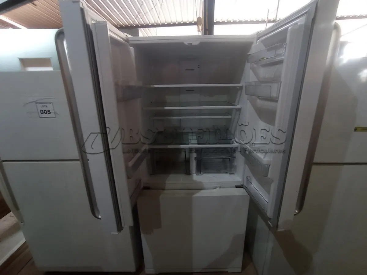 LOTE 015 - 01 REFRIGERADOR INVERSE MARCA BRASTEMP 220V (REFRIGERATOR) (NO ESTADO EM QUE SE ENCONTRA. SUJEITO A AVARIAS OCULTAS/VISÍVEIS.) BH1454N