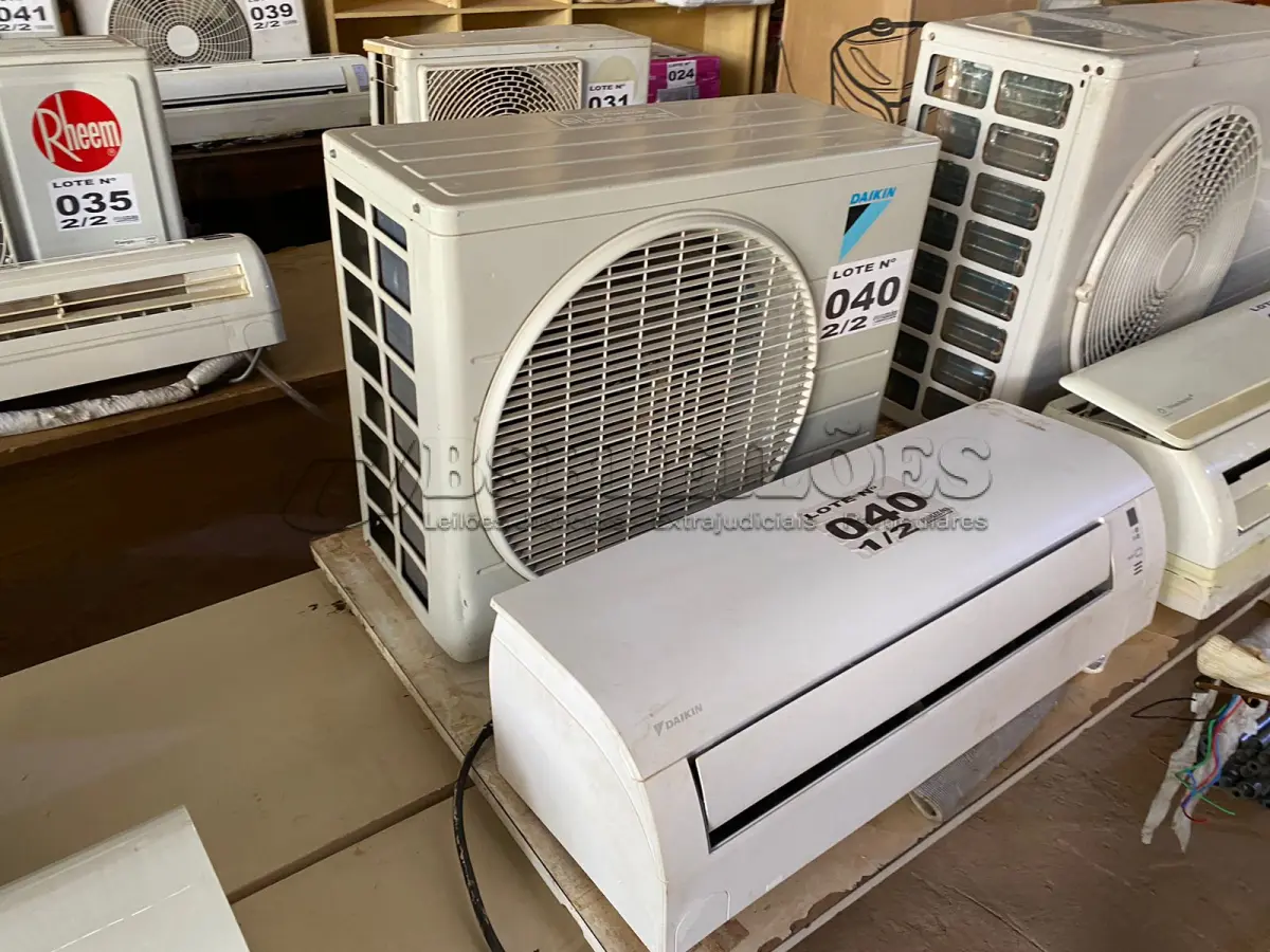 LOTE 040 - 01 KIT AR-CONDICIONADO DAIKIN 12000 BTUS (NO ESTADO, NÃO SABEMOS SE FUNCIONA. LEILÃO NÃO TEM GARANTIA E NEM DEVOLUÇÃO, SUJEITO A POSSÍVEIS AVARIAS VISÍVEIS/OCULTAS E/OU AUSÊNCIA DE COMPONENTES)