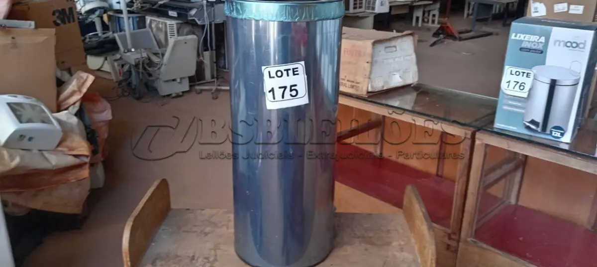 LOTE 175 - 01 LIXEIRA EM INOX TAMANHO G MARCA PURIMAX (NO ESTADO, NÃO SABEMOS SE FUNCIONA. LEILÃO NÃO TEM GARANTIA E NEM DEVOLUÇÃO, SUJEITO A POSSÍVEIS AVARIAS VISÍVEIS/OCULTAS E/OU AUSÊNCIA DE COMPONENTES)