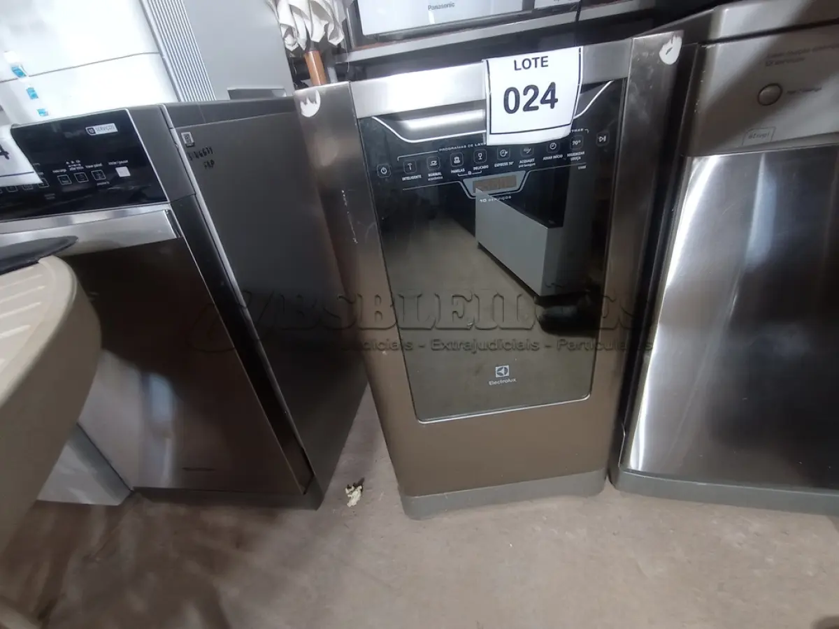 LOTE 024 - 01 MÁQUINA DE LAVAR LOUÇA MARCA ELECTROLUX 220V. (DISHWASHER) (NO ESTADO EM QUE SE ENCONTRA. SUJEITO A AVARIAS OCULTAS/VISÍVEIS.) AV9528R