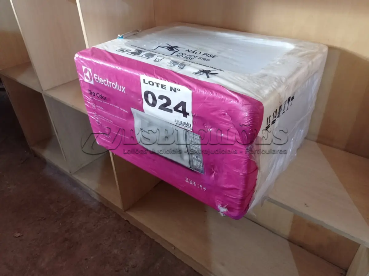 LOTE 024 - 01 - MICRO-ONDAS ELECTROLUX MEO44 34L BRANCO - 110V (NO ESTADO, NÃO SABEMOS SE FUNCIONA. LEILÃO NÃO TEM GARANTIA E NEM DEVOLUÇÃO, SUJEITO A POSSÍVEIS AVARIAS VISÍVEIS/OCULTAS E/OU AUSÊNCIA DE COMPONENTES)