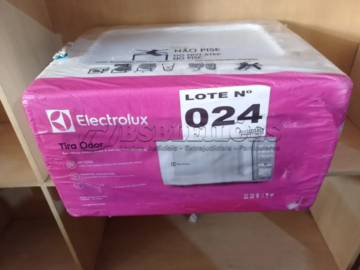 LOTE 024 - 01 - MICRO-ONDAS ELECTROLUX MEO44 34L BRANCO - 110V (NO ESTADO, NÃO SABEMOS SE FUNCIONA. LEILÃO NÃO TEM GARANTIA E NEM DEVOLUÇÃO, SUJEITO A POSSÍVEIS AVARIAS VISÍVEIS/OCULTAS E/OU AUSÊNCIA DE COMPONENTES)
