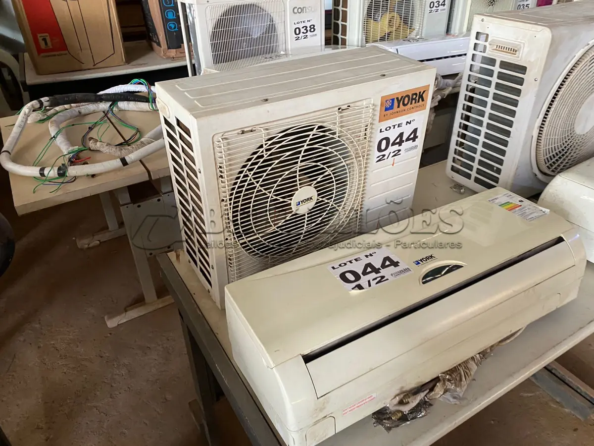 LOTE 044 - 01 KIT AR-CONDICIONADO YORK 9000 BTUS (NO ESTADO, NÃO SABEMOS SE FUNCIONA. LEILÃO NÃO TEM GARANTIA E NEM DEVOLUÇÃO, SUJEITO A POSSÍVEIS AVARIAS VISÍVEIS/OCULTAS E/OU AUSÊNCIA DE COMPONENTES)