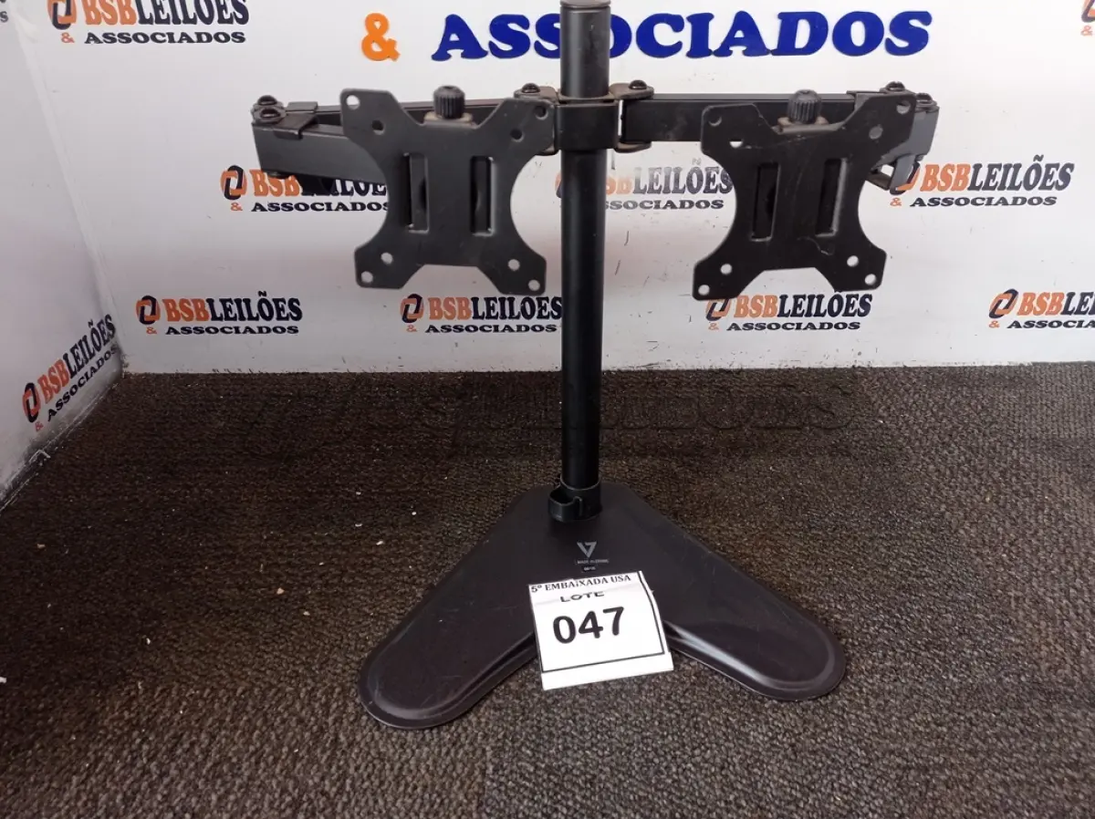 LOTE 047 - 01 SUPORTE PARA MONITOR (MONITOR STAND). (NO ESTADO EM QUE SE ENCONTRA. SUJEITO A AVARIAS OCULTAS/VISÍVEIS.)