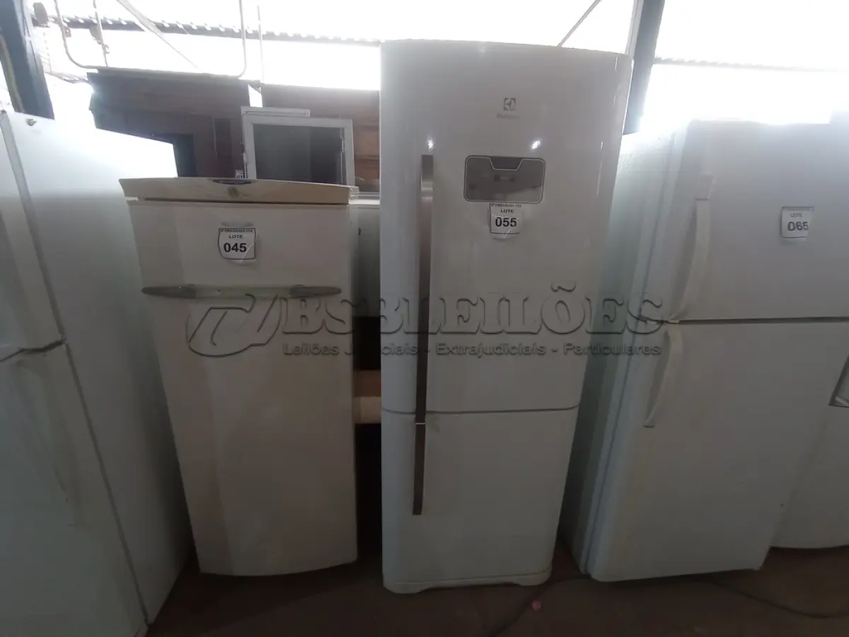 LOTE 055 - 01 REFRIGERADOR INVERSE MARCA ELECTROLUX 220V(REFRIGERATOR). (NO ESTADO EM QUE SE ENCONTRA. SUJEITO A AVARIAS OCULTAS/VISÍVEIS.) BH1503U