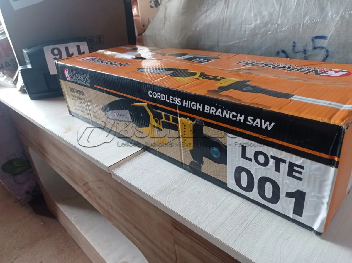 LOTE 001 - 01 - MOTOSERRA BATERIA MINI ELÉTRICA 25V NAKASAKI (NO ESTADO, NÃO SABEMOS SE FUNCIONA. LEILÃO NÃO TEM GARANTIA E NEM DEVOLUÇÃO, SUJEITO A POSSÍVEIS AVARIAS VISÍVEIS/OCULTAS E/OU AUSÊNCIA DE COMPONENTES)