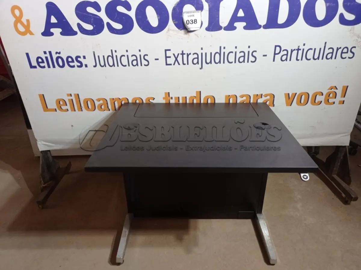 LOTE 038 - 01 MESA DE APOIO NA COR PRETA (STANDUP DESK) (NO ESTADO EM QUE SE ENCONTRA. SUJEITO A AVARIAS OCULTAS/VISÍVEIS.)