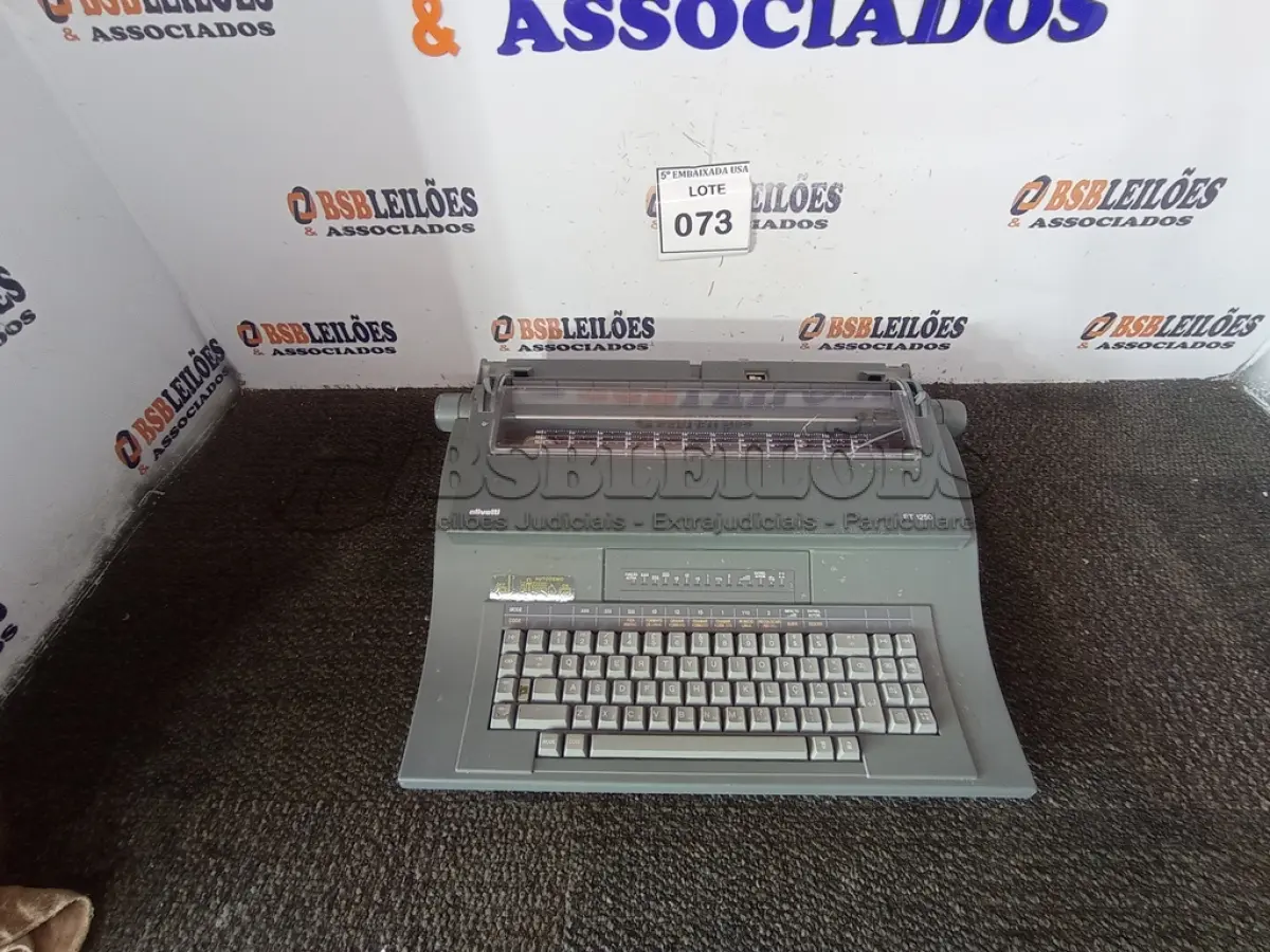 LOTE 073 - 01 MÁQUINA DE ESCREVER OLIVETTI (TYPEWRITING MACHINE). (NO ESTADO EM QUE SE ENCONTRA. SUJEITO A AVARIAS OCULTAS/VISÍVEIS.)