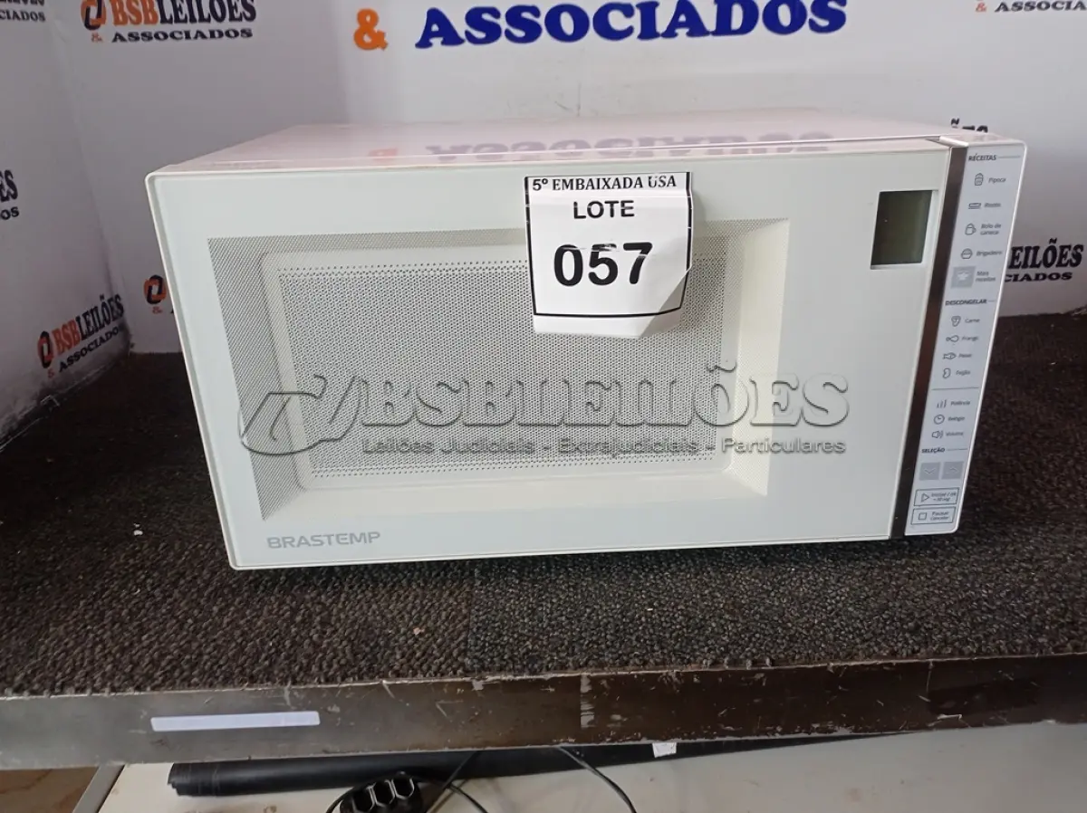 LOTE 057 - 01 MICRO-ONDAS MARCA BRASTEMP 220V (MICROWAVE). (NO ESTADO EM QUE SE ENCONTRA. SUJEITO A AVARIAS OCULTAS/VISÍVEIS.) BF8673C