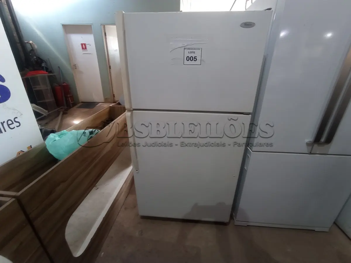 LOTE 005 - 01 REFRIGERADOR MARCA WHIRLPOOL 127V (REFRIGERATOR). (NO ESTADO EM QUE SE ENCONTRA. SUJEITO A AVARIAS OCULTAS/VISÍVEIS.) BF8607E
