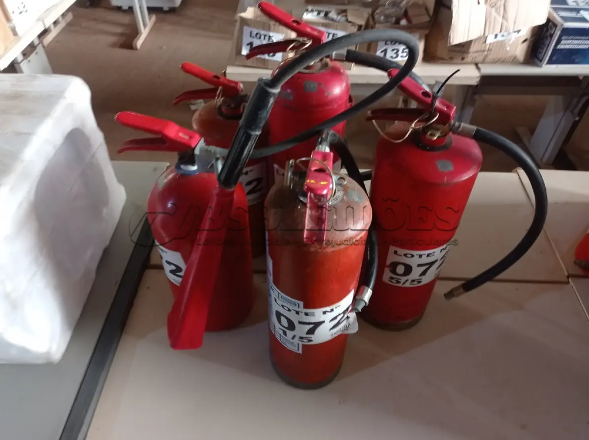 LOTE 072 - 05 – EXTINTORES DIVERSOS (NO ESTADO, NÃO SABEMOS SE FUNCIONA. LEILÃO NÃO TEM GARANTIA E NEM DEVOLUÇÃO, SUJEITO A POSSÍVEIS AVARIAS VISÍVEIS/OCULTAS E/OU AUSÊNCIA DE COMPONENTES)