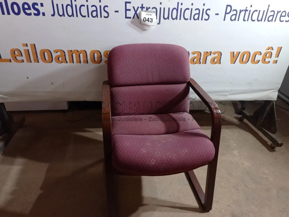 LOTE 043 - 01 CADEIRA NA COR ROXA (PURPLE CHAIR).035097 (NO ESTADO EM QUE SE ENCONTRA. SUJEITO A AVARIAS OCULTAS/VISÍVEIS.)
