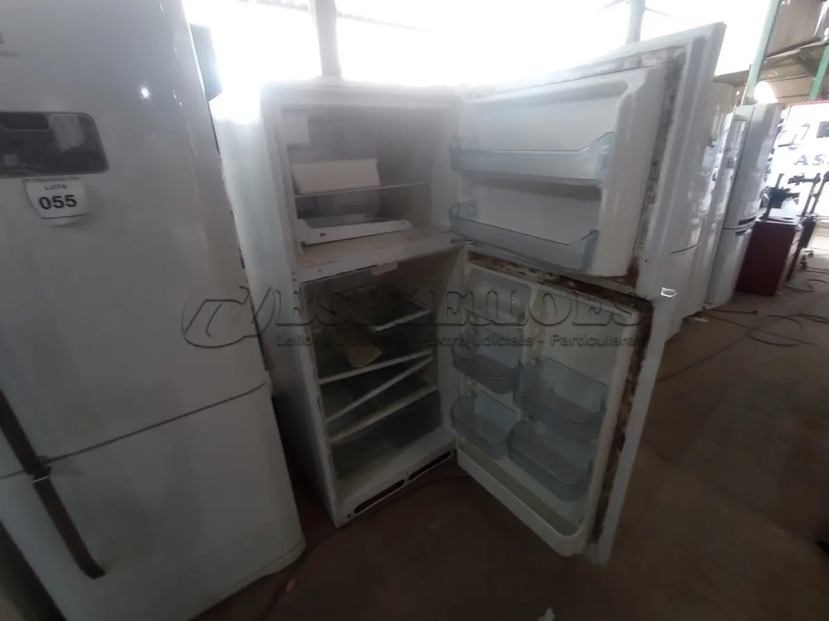 LOTE 065 - 01 REFRIGERADOR MARCA WHIRLPOOL 127V (REFRIGERATOR) (NO ESTADO EM QUE SE ENCONTRA. SUJEITO A AVARIAS OCULTAS/VISÍVEIS.) AV9649F