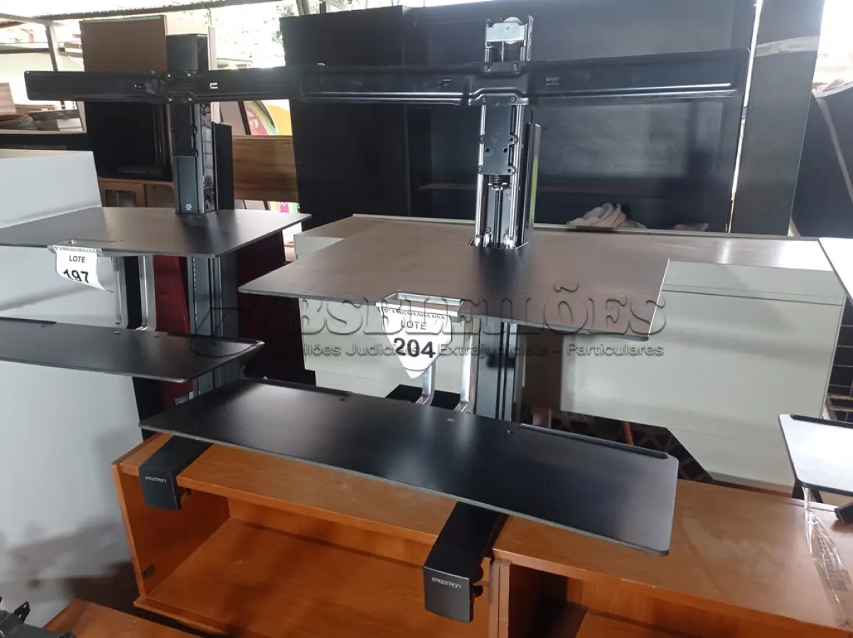 LOTE 204 - 01 CONVERSOR DE MESA AJUSTÁVEL (VARIDESK). (NO ESTADO EM QUE SE ENCONTRA. SUJEITO A AVARIAS OCULTAS/VISÍVEIS.)