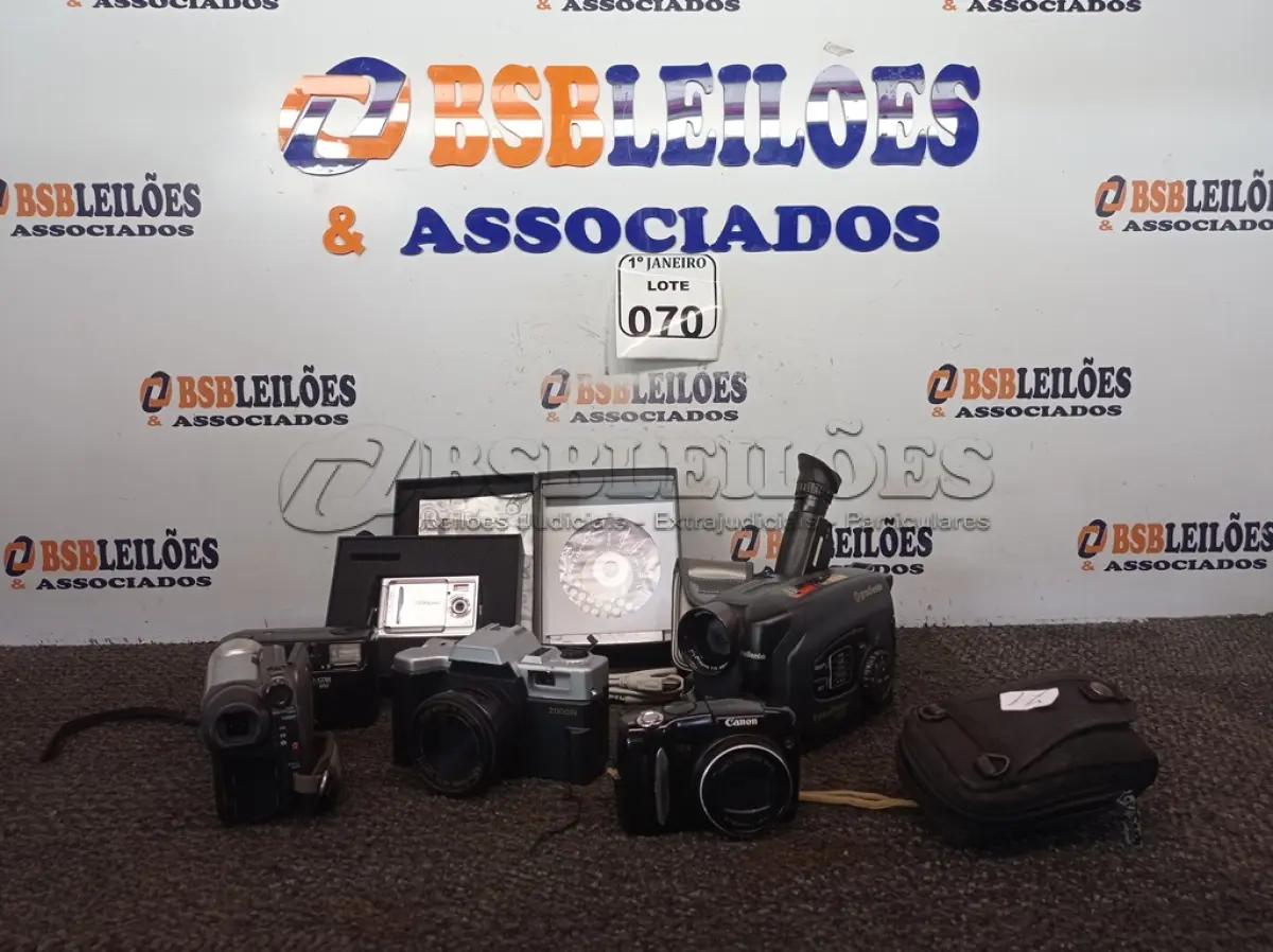 LOTE 070 - 02 FILMADORAS MARCA GRADIENTE E SONY E 04 CÂMERAS FOTOGRÁFICAS MARCAS E MODELOS DIVERSOS. (NO ESTADO) ATENÇÃO! FAZER A VISITAÇÃO ANTES DE ARREMATAR, NÃO SABEMOS SE FUNCIONA. LEILÃO NÃO TEM GARANTIA E NEM DEVOLUÇÃO, SUJEITO A POSSÍVEIS AVARIAS VISÍVEIS/OCULTAS E/OU AUSÊNCIA DE COMPONENTES.