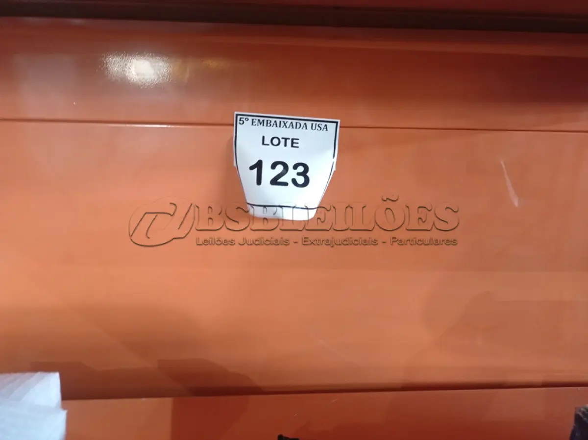 LOTE 123 - 01 ESTANTE DE AÇO C/ PRATELEIRA LARANJA (STEEL SHELF WITH ORANGE SHELF) (NO ESTADO EM QUE SE ENCONTRA. SUJEITO A AVARIAS OCULTAS/VISÍVEIS.) AV9557V 