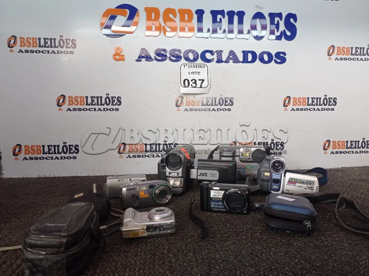 LOTE 037 - 02 FILMADORAS MARCA JVC E 05 MÁQUINAS FOTOGRÁFICAS MARCAS E MODELOS DIVERSOS. (NO ESTADO) ATENÇÃO! FAZER A VISITAÇÃO ANTES DE ARREMATAR, NÃO SABEMOS SE FUNCIONA. LEILÃO NÃO TEM GARANTIA E NEM DEVOLUÇÃO, SUJEITO A POSSÍVEIS AVARIAS VISÍVEIS/OCULTAS E/OU AUSÊNCIA DE COMPONENTES.