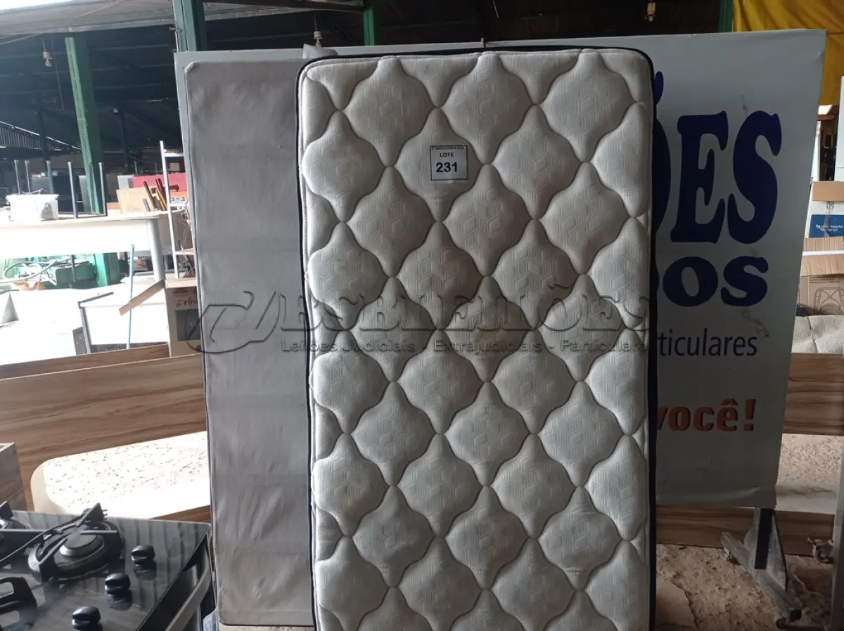 LOTE 231 - 01 COLCHÃO SOLTEIRO C/ BASE (SINGLE MATTRESS). (NO ESTADO EM QUE SE ENCONTRA. SUJEITO A AVARIAS OCULTAS/VISÍVEIS.) BH1442J /BH1442N