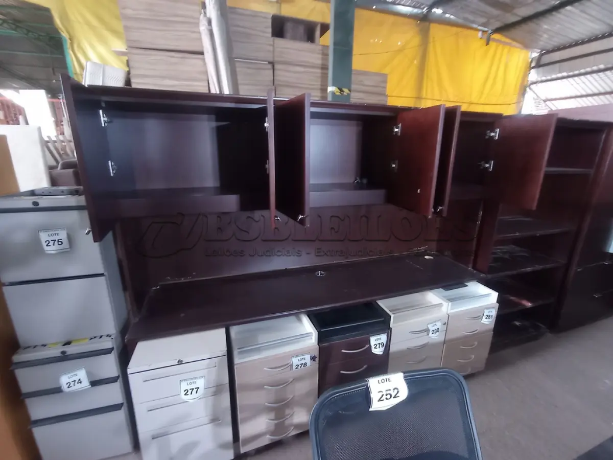 LOTE 276 - 01 ARMÁRIO C/ BANCADA EM MADEIRA (WOODEN CABINET). (NO ESTADO EM QUE SE ENCONTRA. SUJEITO A AVARIAS OCULTAS/VISÍVEIS.)