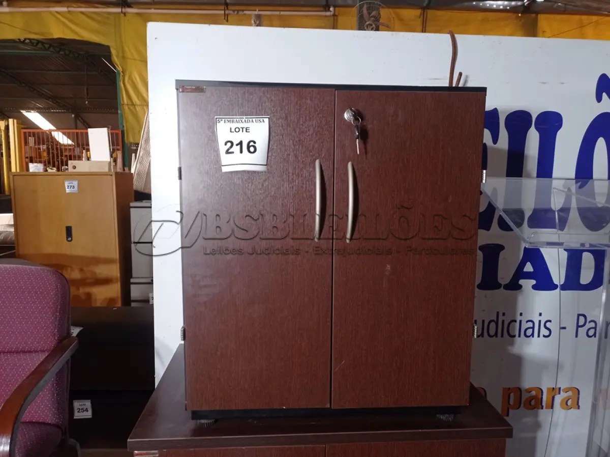 LOTE 216 - 01 ARMÁRIO BAIXO EM MADEIRA C/ 02 PORTAS (LOW CABINET). (NO ESTADO EM QUE SE ENCONTRA. SUJEITO A AVARIAS OCULTAS/VISÍVEIS.)