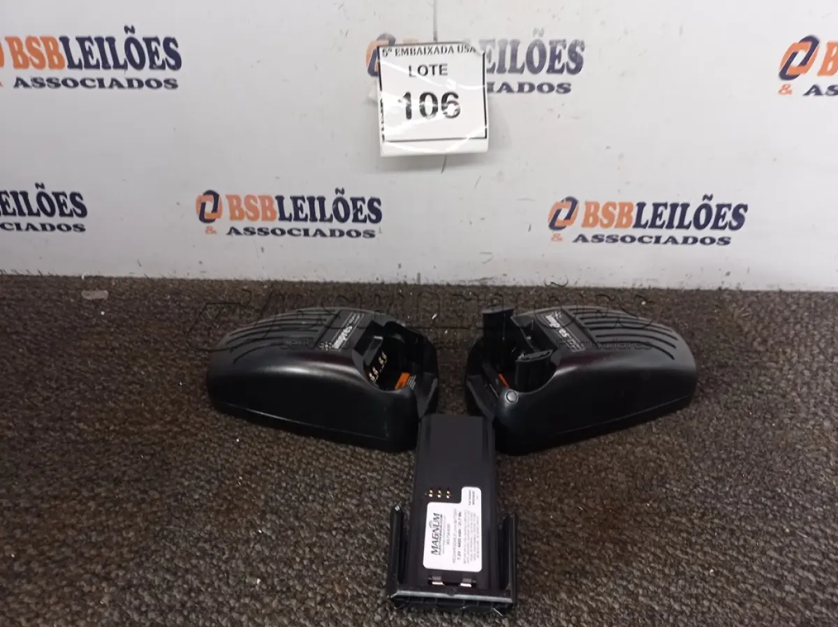 LOTE 106 - 02 CARREGADORES IMPRES. (CHARGERS). (NO ESTADO EM QUE SE ENCONTRA. SUJEITO A AVARIAS OCULTAS/VISÍVEIS.)