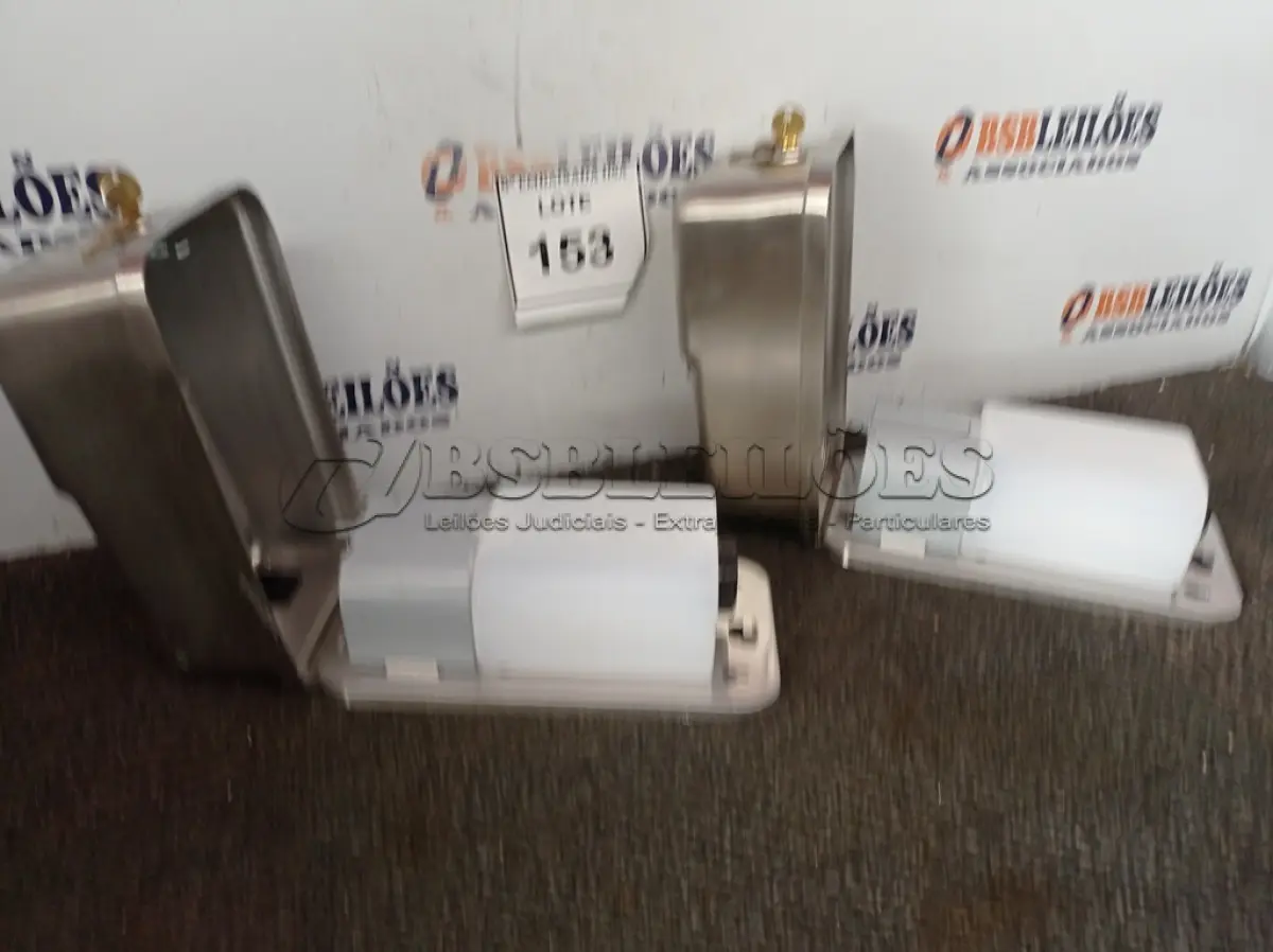 LOTE 153 - 02 DISPENSERS DE PAPEL (PAPER DISPENSERS). (NO ESTADO EM QUE SE ENCONTRA. SUJEITO A AVARIAS OCULTAS/VISÍVEIS.)