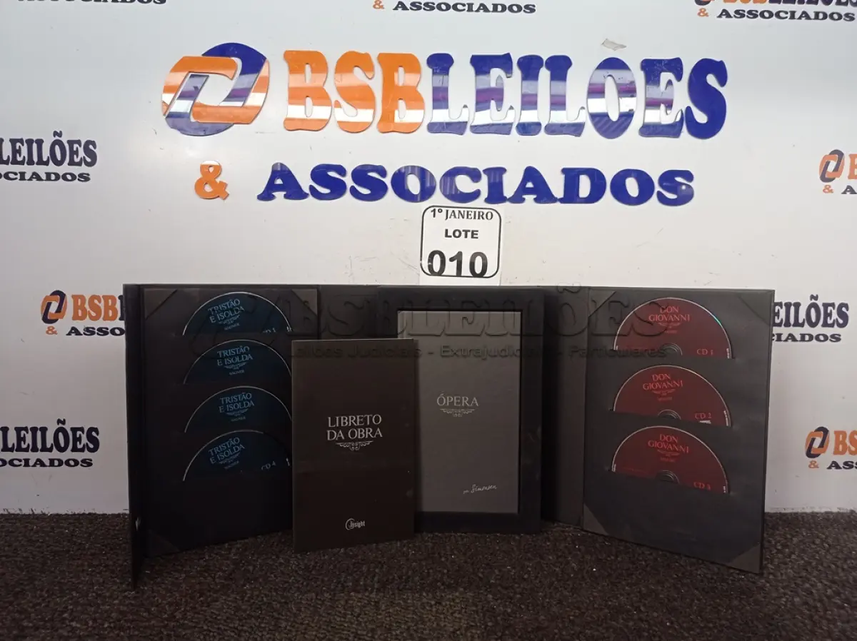 LOTE 010 - 01 CAIXA ÓPERA C/07 CDS E 04 LIVROS. (NO ESTADO) ATENÇÃO! FAZER A VISITAÇÃO ANTES DE ARREMATAR, NÃO SABEMOS SE FUNCIONA. LEILÃO NÃO TEM GARANTIA E NEM DEVOLUÇÃO, SUJEITO A POSSÍVEIS AVARIAS VISÍVEIS/OCULTAS E/OU AUSÊNCIA DE COMPONENTES.
