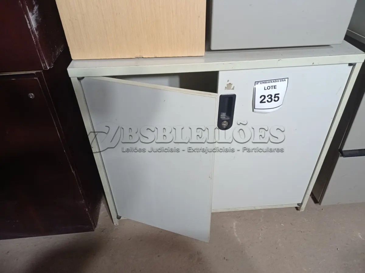 LOTE 235 - 01 ARMÁRIO BAIXO 02 PORTAS EM MADEIRA. (LOW CABINET) (NO ESTADO EM QUE SE ENCONTRA. SUJEITO A AVARIAS OCULTAS/VISÍVEIS.)