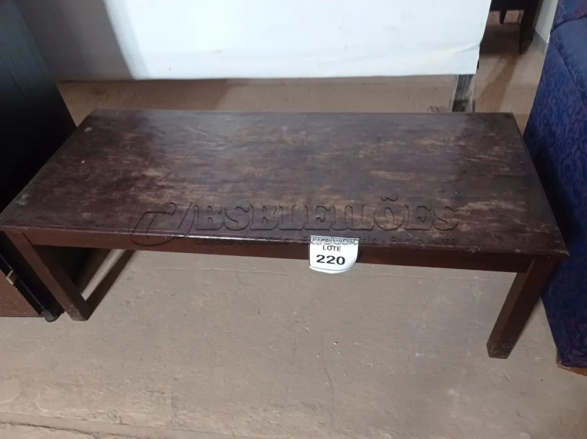 LOTE 220 - 01 MESA DE CENTRO MADEIRA ESCURA (DARK WOOD COFFEE TABLE). (NO ESTADO EM QUE SE ENCONTRA. SUJEITO A AVARIAS OCULTAS/VISÍVEIS.)