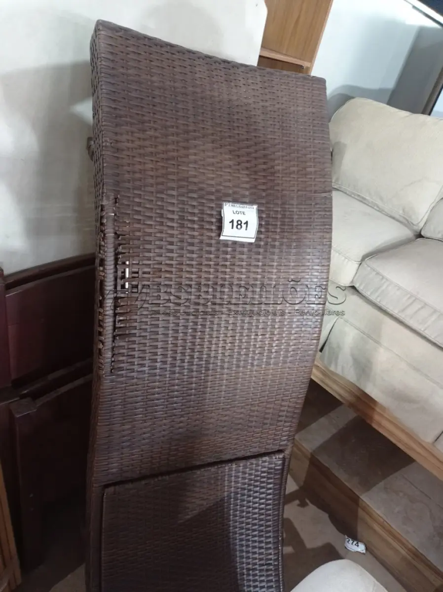 LOTE 181 - 01 ESPREGUIÇADEIRA (SUN LOUNGER). (NO ESTADO EM QUE SE ENCONTRA. SUJEITO A AVARIAS OCULTAS/VISÍVEIS.) BH1583S