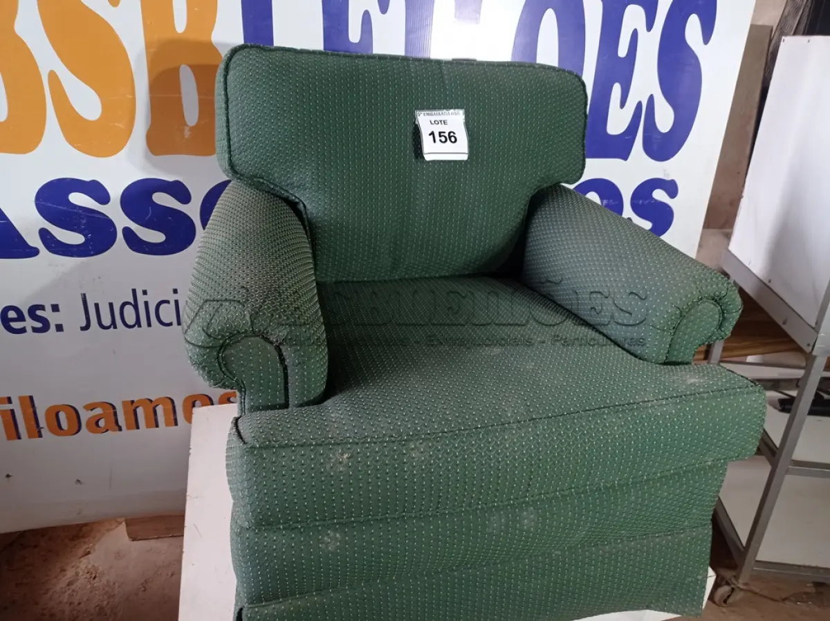 LOTE 156 -  01 POLTRONA (ARMCHAIR). (NO ESTADO EM QUE SE ENCONTRA. SUJEITO A AVARIAS OCULTAS/VISÍVEIS.) AV9649J