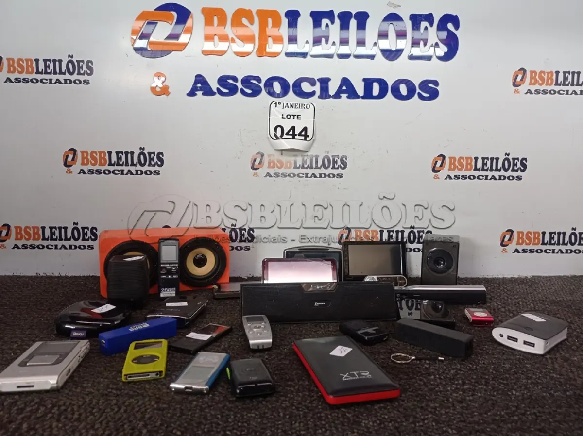 LOTE 044 - 01 FONE DE OUVIDO WIRELESS PARA TV MARCA PHILIPS, 04 GPS, 02 MICROFONES E MATERIAIS ELETRÔNICOS DIVERSOS. (NO ESTADO) ATENÇÃO! FAZER A VISITAÇÃO ANTES DE ARREMATAR, NÃO SABEMOS SE FUNCIONA. LEILÃO NÃO TEM GARANTIA E NEM DEVOLUÇÃO, SUJEITO A POSSÍVEIS AVARIAS VISÍVEIS/OCULTAS E/OU AUSÊNCIA DE COMPONENTES.