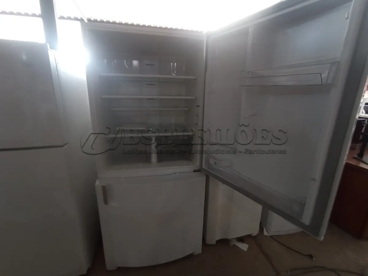 LOTE 095 - 01 REFRIGERADOR INVERSE MARCA BRASTEMP 220V (REFRIGERATOR). (NO ESTADO EM QUE SE ENCONTRA. SUJEITO A AVARIAS OCULTAS/VISÍVEIS.) AV9529V