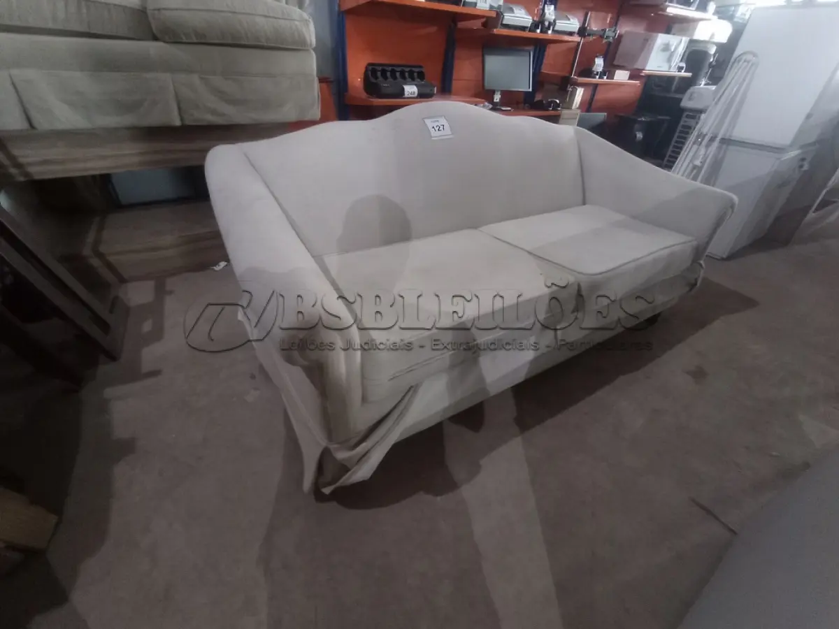 LOTE 127 - 01 SOFÁ 02 LUGARES NA COR CINZA (SOFA). (NO ESTADO EM QUE SE ENCONTRA. SUJEITO A AVARIAS OCULTAS/VISÍVEIS.) BJ7445D