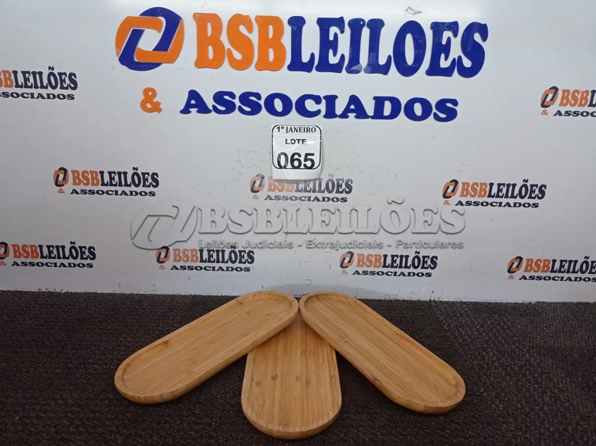 LOTE 065 - 03 TÁBUAS DE MADEIRA P/FRIOS. (NO ESTADO) ATENÇÃO! FAZER A VISITAÇÃO ANTES DE ARREMATAR, NÃO SABEMOS SE FUNCIONA. LEILÃO NÃO TEM GARANTIA E NEM DEVOLUÇÃO, SUJEITO A POSSÍVEIS AVARIAS VISÍVEIS/OCULTAS E/OU AUSÊNCIA DE COMPONENTES.