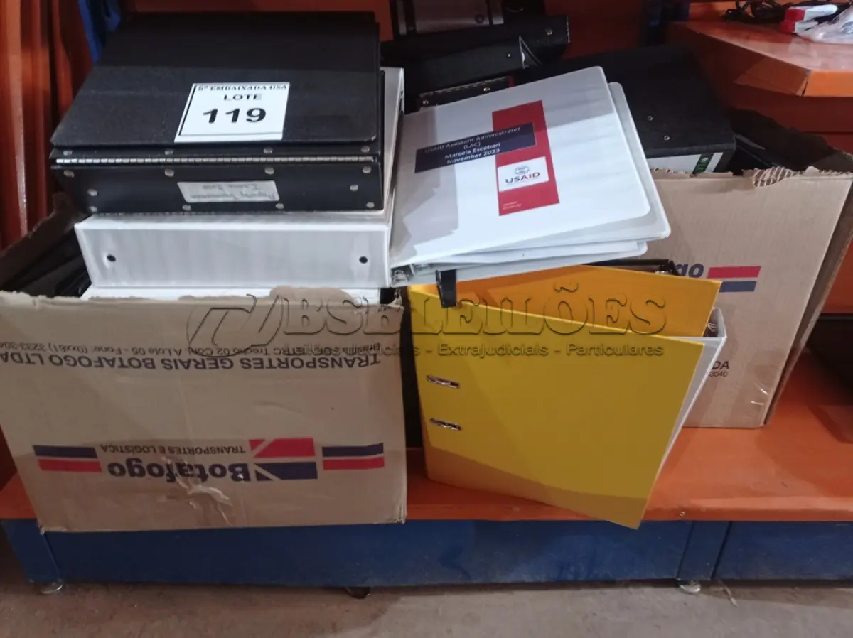 LOTE 119 - 01 LOTE C/SUPORTES PARA PASTAS E VÁRIAS PASTAS (FOLDER HOLDER) E 03 PORTAS CANETAS (PEN HOLDER) (NO ESTADO EM QUE SE ENCONTRA. SUJEITO A AVARIAS OCULTAS/VISÍVEIS.)