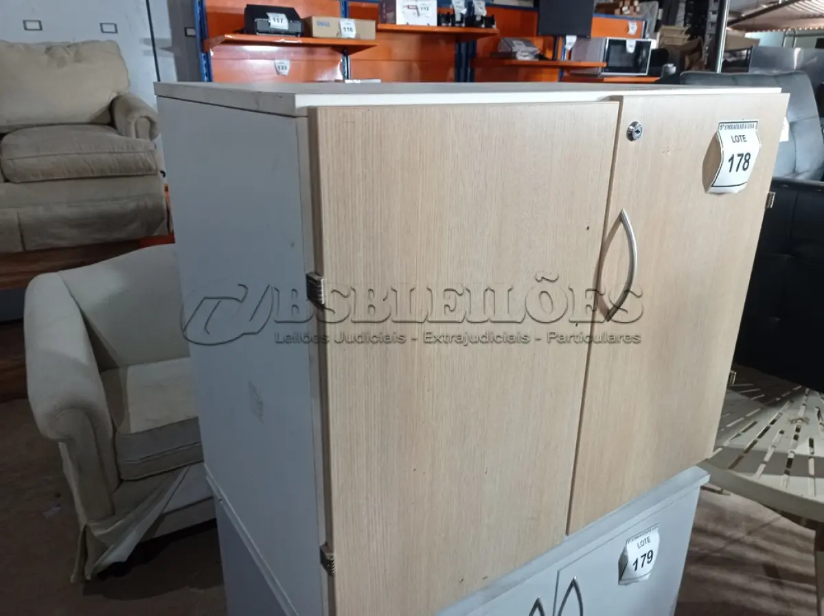 LOTE 178 - 01 ARMÁRIO BAIXO 02 PORTAS EM MADEIRA. (LOW CABINET) (NO ESTADO EM QUE SE ENCONTRA. SUJEITO A AVARIAS OCULTAS/VISÍVEIS.)