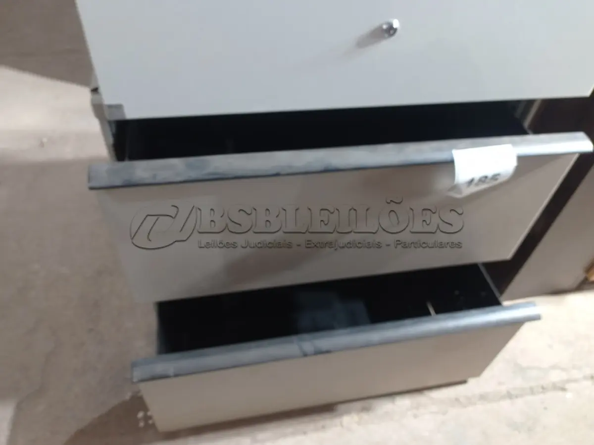 LOTE 185 - 01 GAVETEIRO DE FERRO C/ 02 GAVETAS (IRON DRAWER). (NO ESTADO EM QUE SE ENCONTRA. SUJEITO A AVARIAS OCULTAS/VISÍVEIS.)