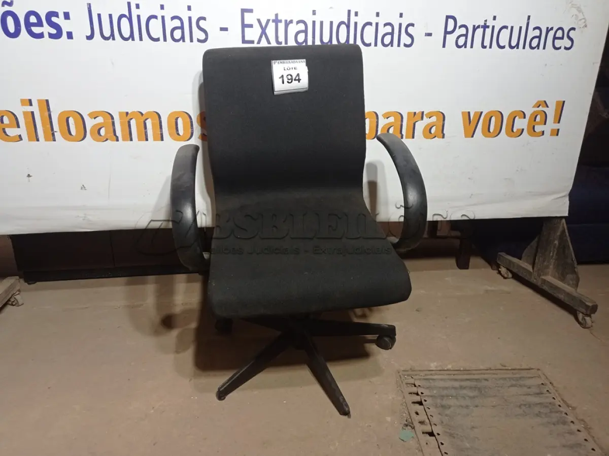 LOTE 194 - 01 CADEIRA DE ESCRITÓRIO PRETA COM RODINHA (BLACK OFFICE CHAIR WITH WHEELS). (NO ESTADO EM QUE SE ENCONTRA. SUJEITO A AVARIAS OCULTAS/VISÍVEIS.)