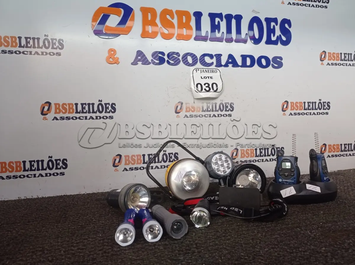 LOTE 030 - 01 LOTE C/VÁRIAS LANTERNAS MARCAS E MODELOS DIVERSOS E 02 RÁDIOS COMUNICADORES. (NO ESTADO) ATENÇÃO! FAZER A VISITAÇÃO ANTES DE ARREMATAR, NÃO SABEMOS SE FUNCIONA. LEILÃO NÃO TEM GARANTIA E NEM DEVOLUÇÃO, SUJEITO A POSSÍVEIS AVARIAS VISÍVEIS/OCULTAS E/OU AUSÊNCIA DE COMPONENTES.