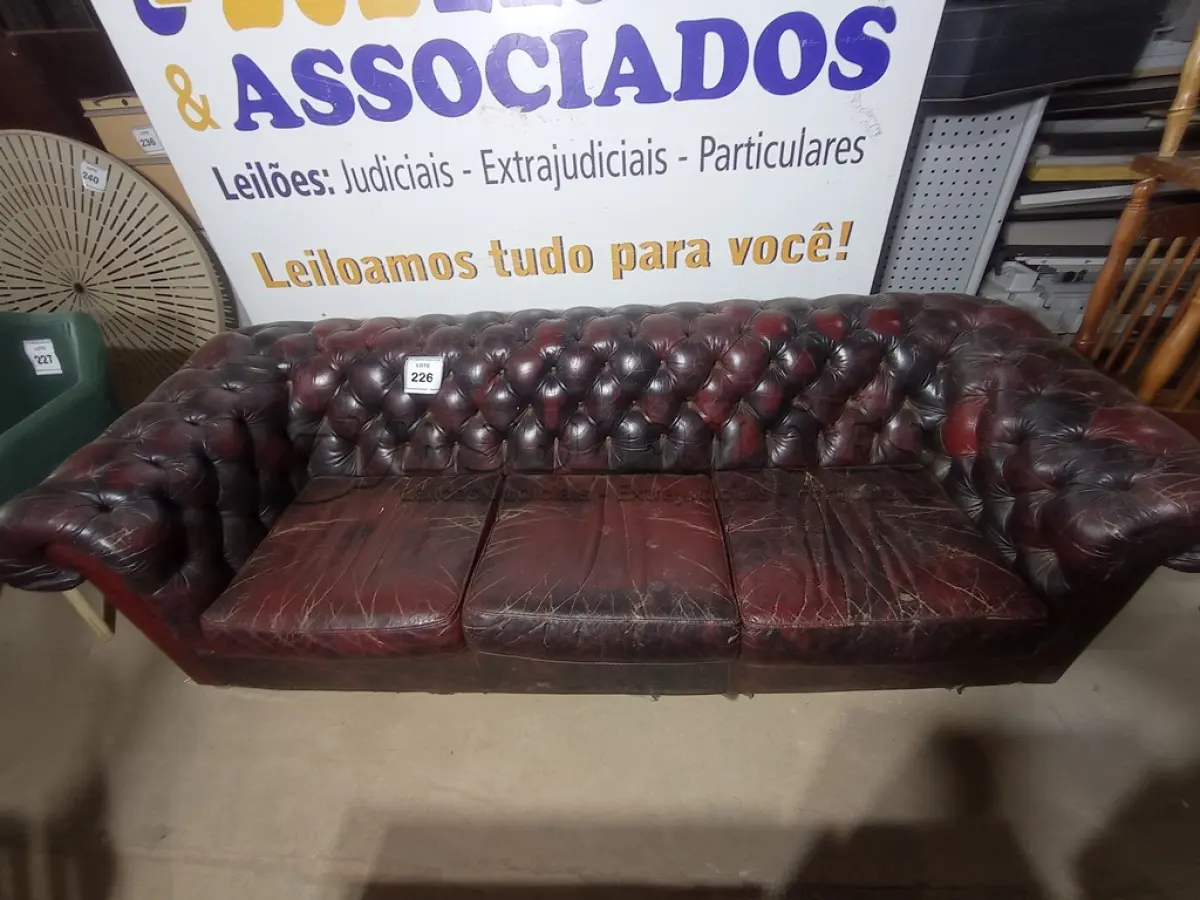 LOTE 226 - 01 SOFÁ DE COURO (LEATHER SOFA). (NO ESTADO EM QUE SE ENCONTRA. SUJEITO A AVARIAS OCULTAS/VISÍVEIS.)