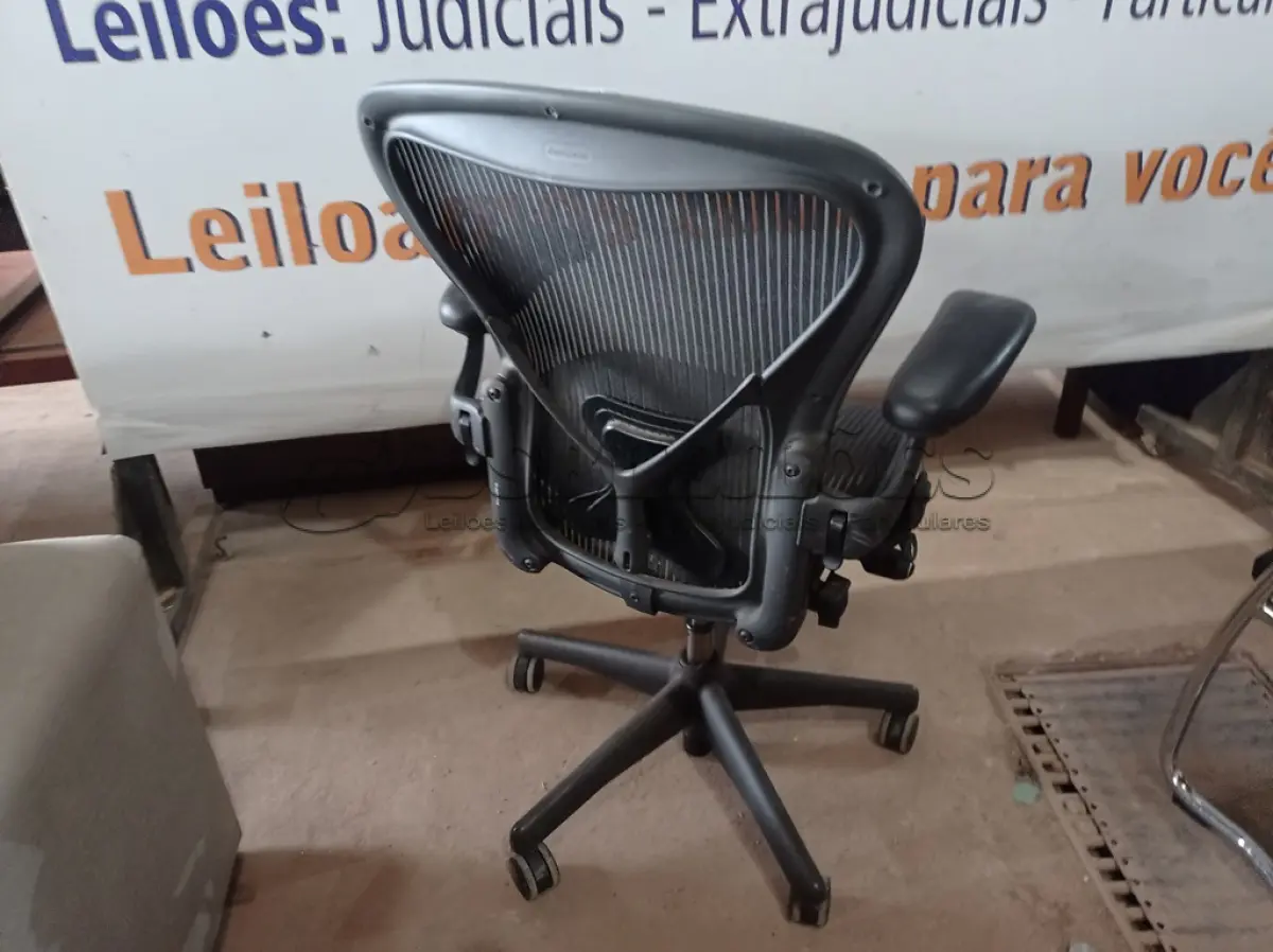 LOTE 207 - 01 CADEIRA HERMAN MILLER (HERMAN MILLER CHAIR). (NO ESTADO EM QUE SE ENCONTRA. SUJEITO A AVARIAS OCULTAS/VISÍVEIS.)