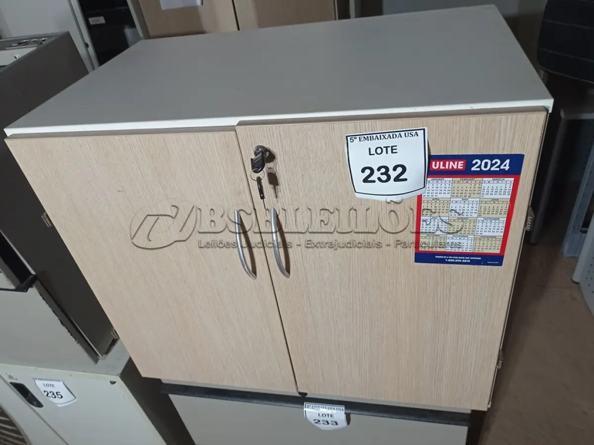 LOTE 232 - 01 ARMÁRIO BAIXO 02 PORTAS EM MADEIRA. (LOW CABINET) (NO ESTADO EM QUE SE ENCONTRA. SUJEITO A AVARIAS OCULTAS/VISÍVEIS.)