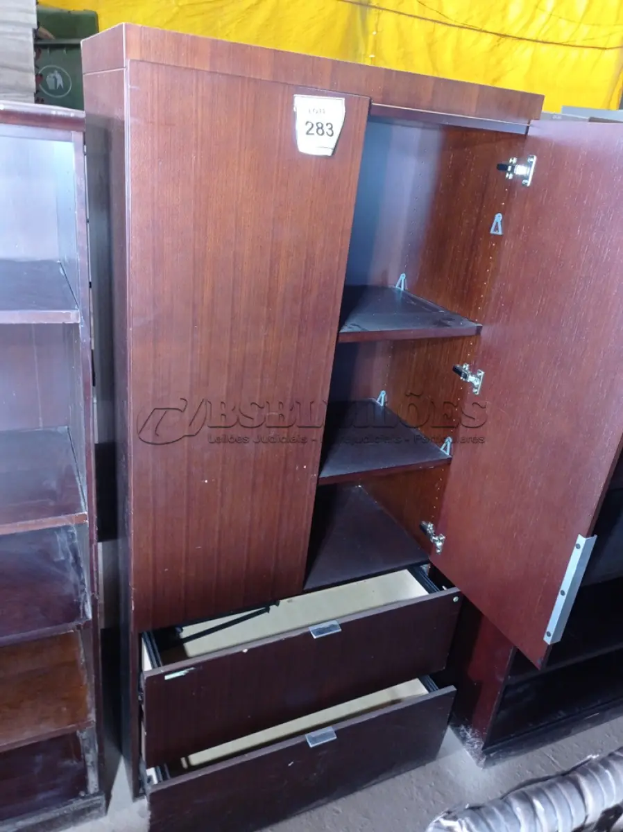 LOTE 283 - 01 ARMÁRIO 02 PORTAS ESCUROS (CABINET). (NO ESTADO EM QUE SE ENCONTRA. SUJEITO A AVARIAS OCULTAS/VISÍVEIS.)