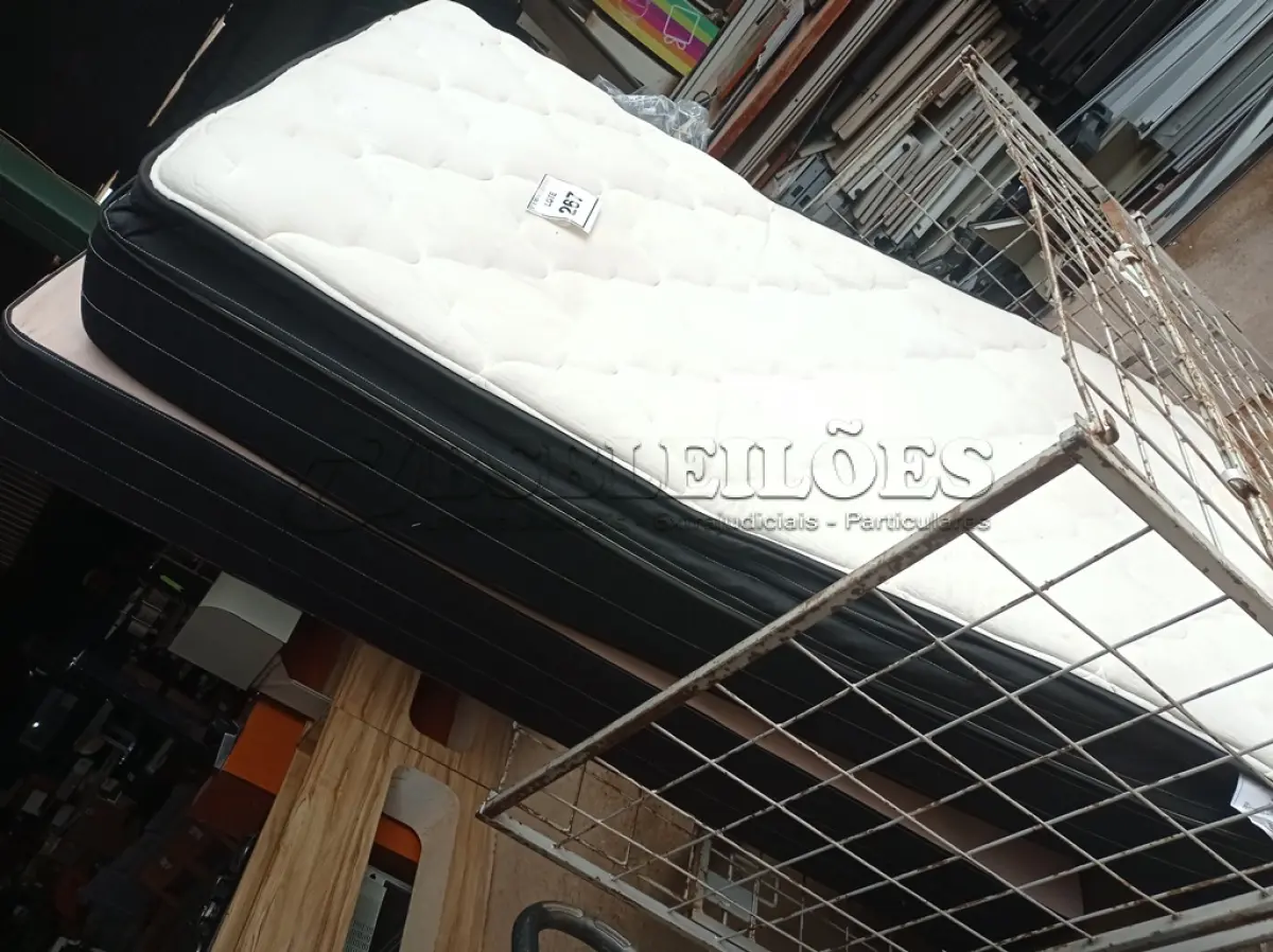 LOTE 267 - 01 COLCHÃO SOLTEIRO C/ BASE (SINGLE MATTRESS). (NO ESTADO EM QUE SE ENCONTRA. SUJEITO A AVARIAS OCULTAS/VISÍVEIS.) BH1442H 