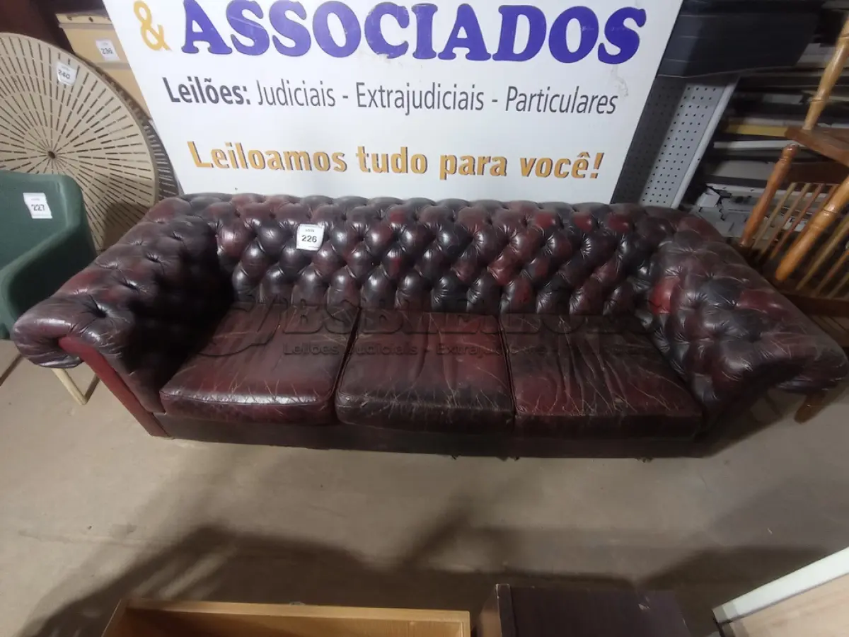 LOTE 226 - 01 SOFÁ DE COURO (LEATHER SOFA). (NO ESTADO EM QUE SE ENCONTRA. SUJEITO A AVARIAS OCULTAS/VISÍVEIS.)