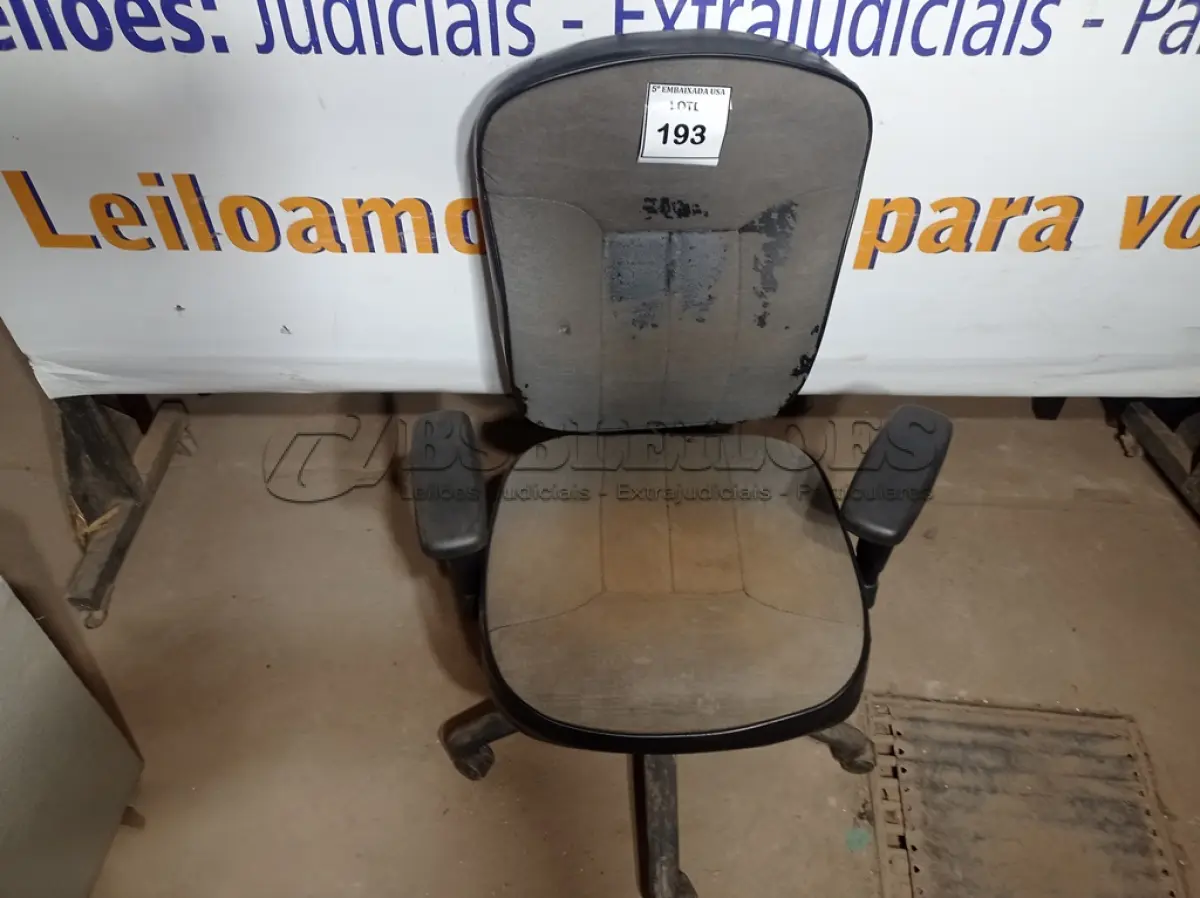 LOTE 193 - 01 CADEIRA DE ESCRITÓRIO VELHA (OLD OFFICE CHAIR). (NO ESTADO EM QUE SE ENCONTRA. SUJEITO A AVARIAS OCULTAS/VISÍVEIS.)