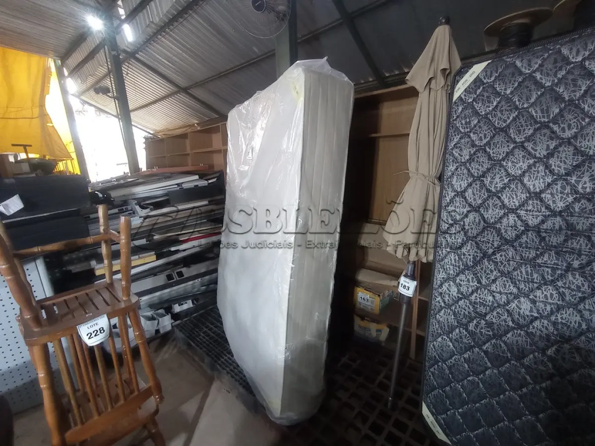 LOTE 229 - 01 COLCHÃO CASAL (DOUBLE MATTRESS). (NO ESTADO EM QUE SE ENCONTRA. SUJEITO A AVARIAS OCULTAS/VISÍVEIS.) BJ7462N