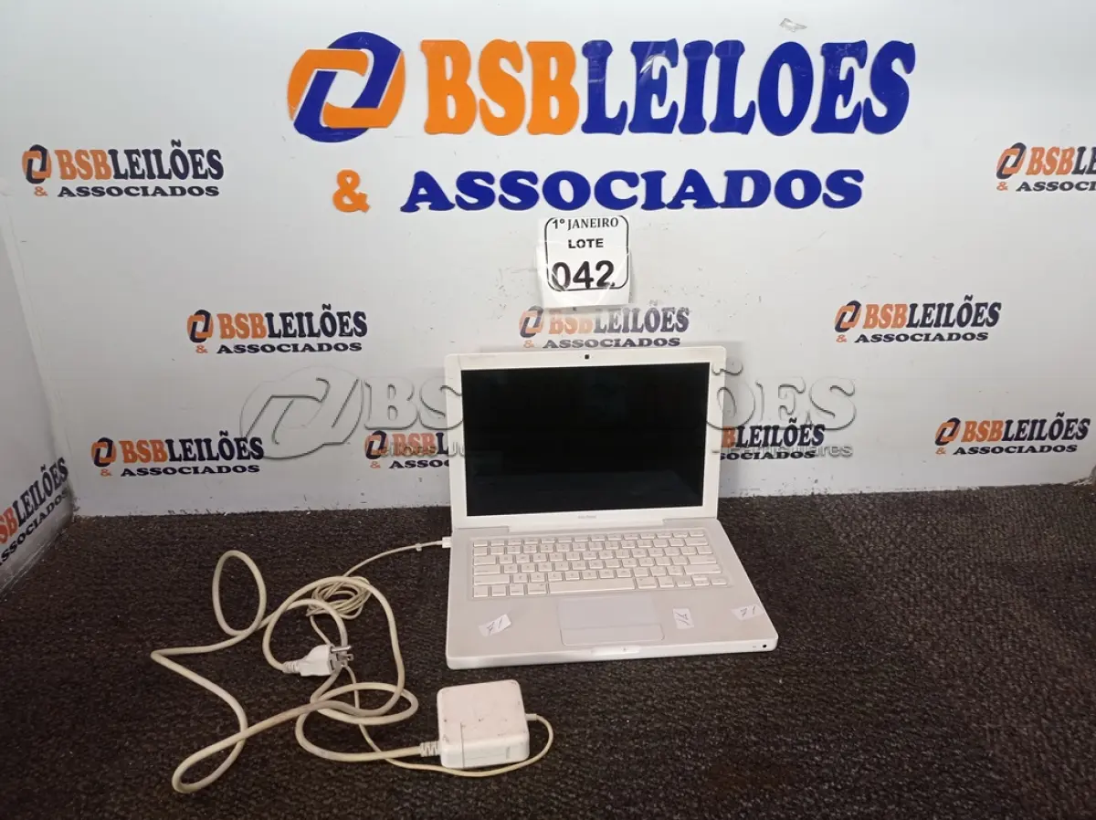 LOTE 042 - 01 MACBOOK S/CARREGADOR. (NO ESTADO) ATENÇÃO! FAZER A VISITAÇÃO ANTES DE ARREMATAR, NÃO SABEMOS SE FUNCIONA. LEILÃO NÃO TEM GARANTIA E NEM DEVOLUÇÃO, SUJEITO A POSSÍVEIS AVARIAS VISÍVEIS/OCULTAS E/OU AUSÊNCIA DE COMPONENTES.